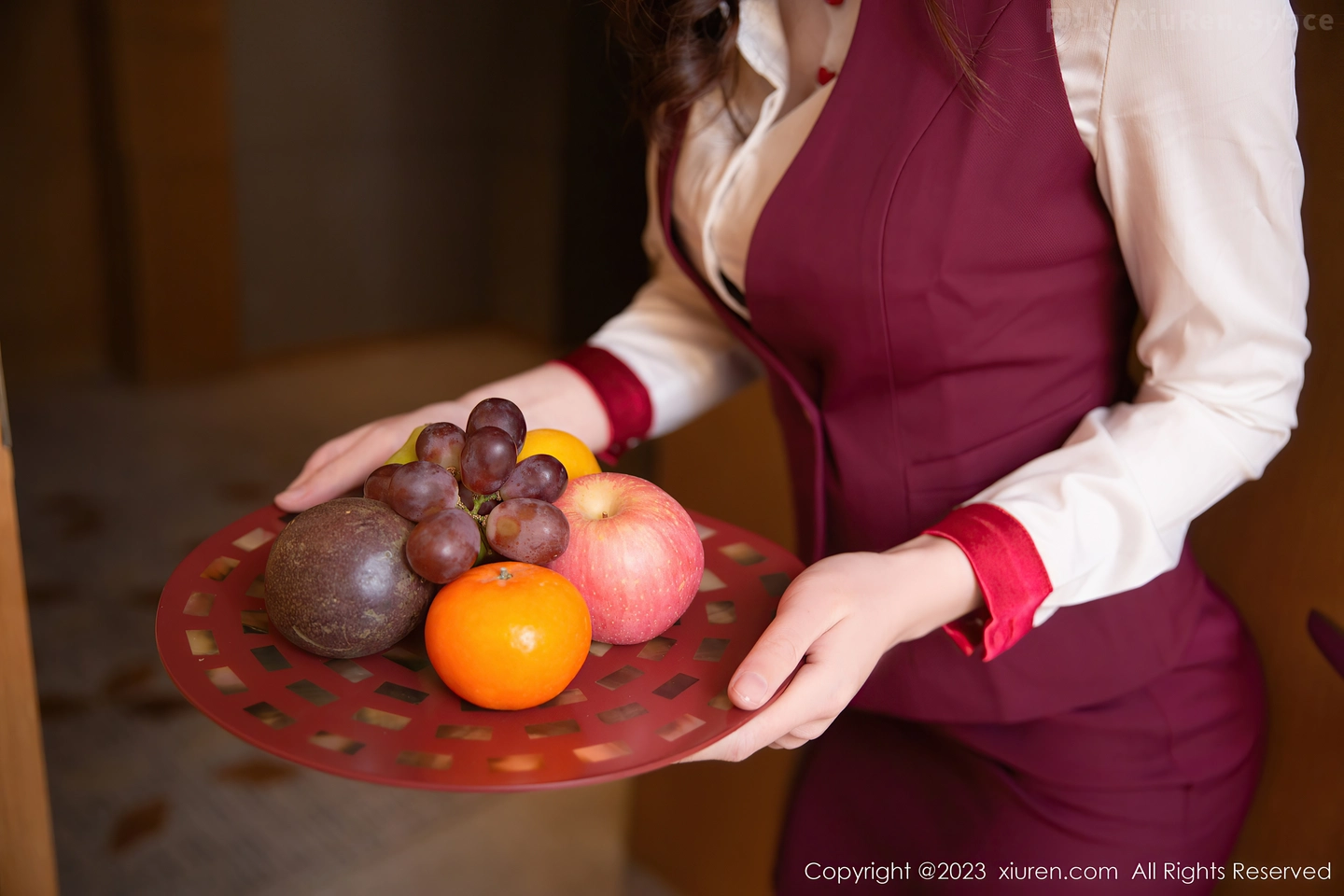 图片[3]-[XiuRen秀人网]VOL.7255 模特是小逗逗客房职员扮演红黑色蕾丝内衣配黑丝吊袜诱惑写真80P-秀人网官方网站